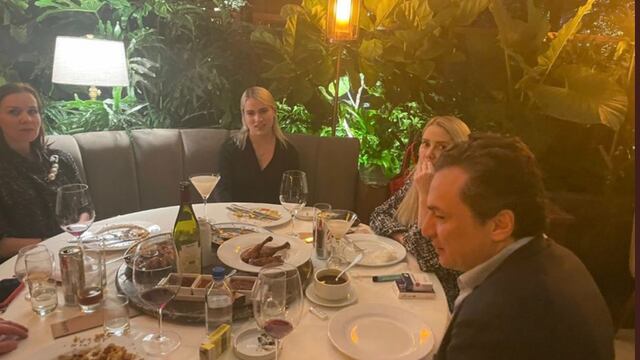 Emilio Lozoya festejaba a Lorenza Guerra