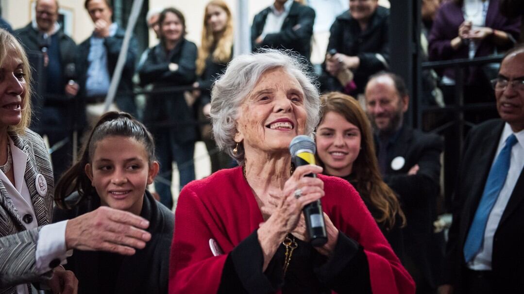 A Elena Poniatowska no le robaron ni un solo libro y eso le da tristeza