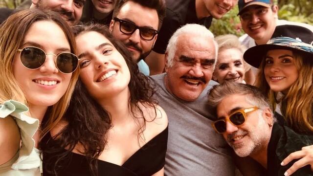 Vicente Fernández y familia