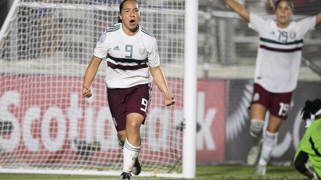 Corral en un partido con el Tri Femenil