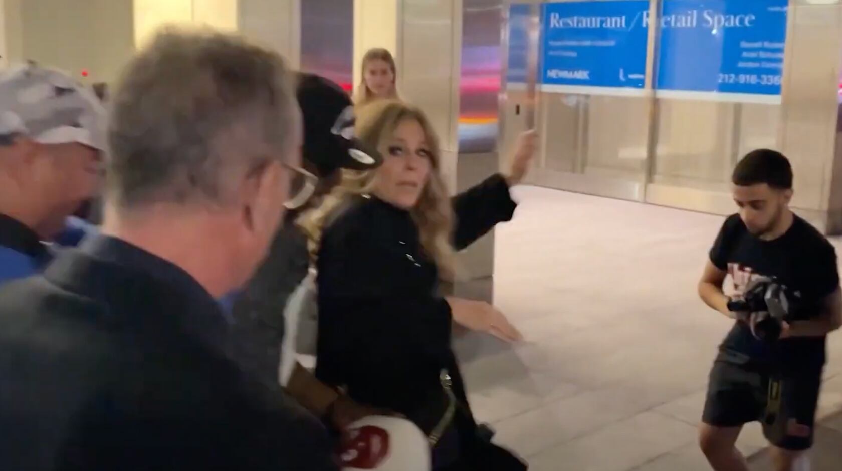 Tom Hanks les grita a sus fans por empujar a su esposa