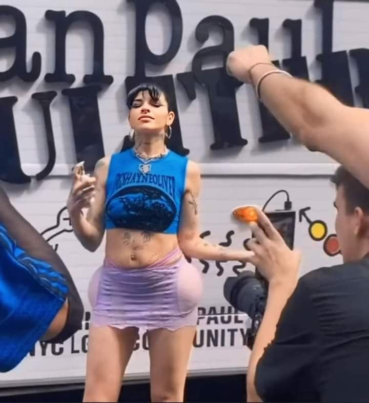 Cazzu usando faldita de esponjas en Marcha LGBT de Argentina