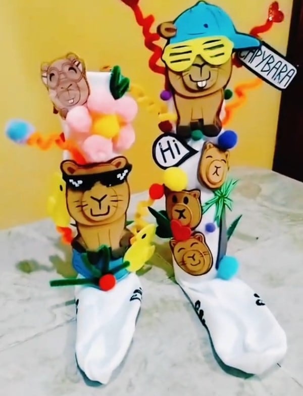 Calcetas locas de capibara para el Día del Niño