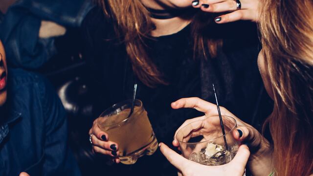 Beber alcohol y fumar diario provocan que tu cerebro envejezca más rápido