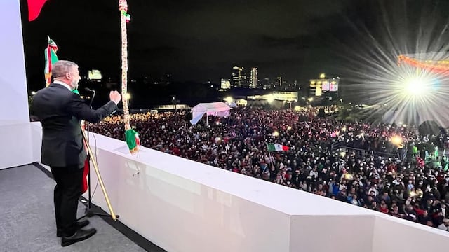 Mauricio Tabe durante el Grito de Independencia en la Miguel Hidalgo