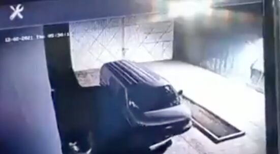 Captura de video de la camioneta con tumbaburros utilizada para el escape de 9 reos en Tula, Hidalgo