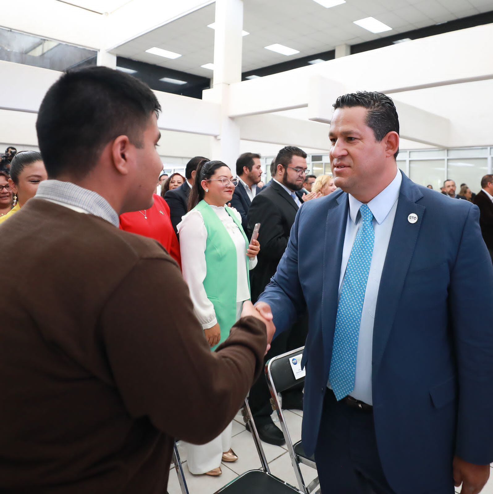 Diego Sinhue se reúne con maestras y maestros