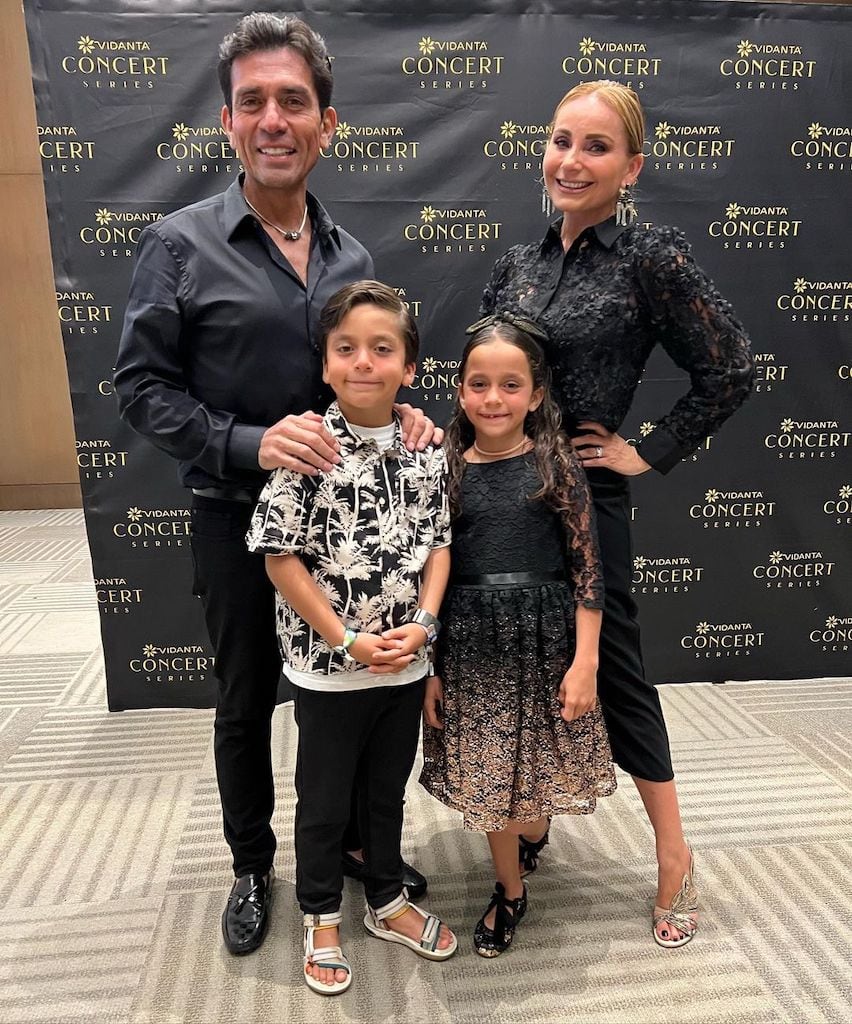 Jorge Salinas junto a su familia