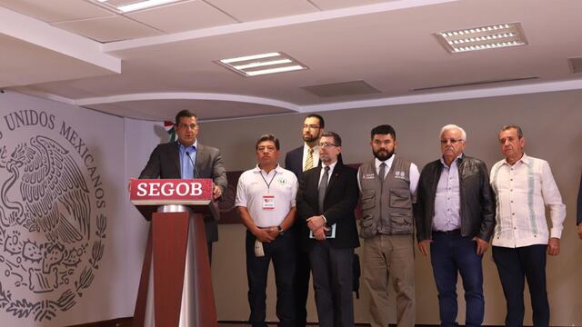 Ricardo Peralta en conferencia de prensa con autoridades e integrantes del Movimiento Nacional de Taxistas.