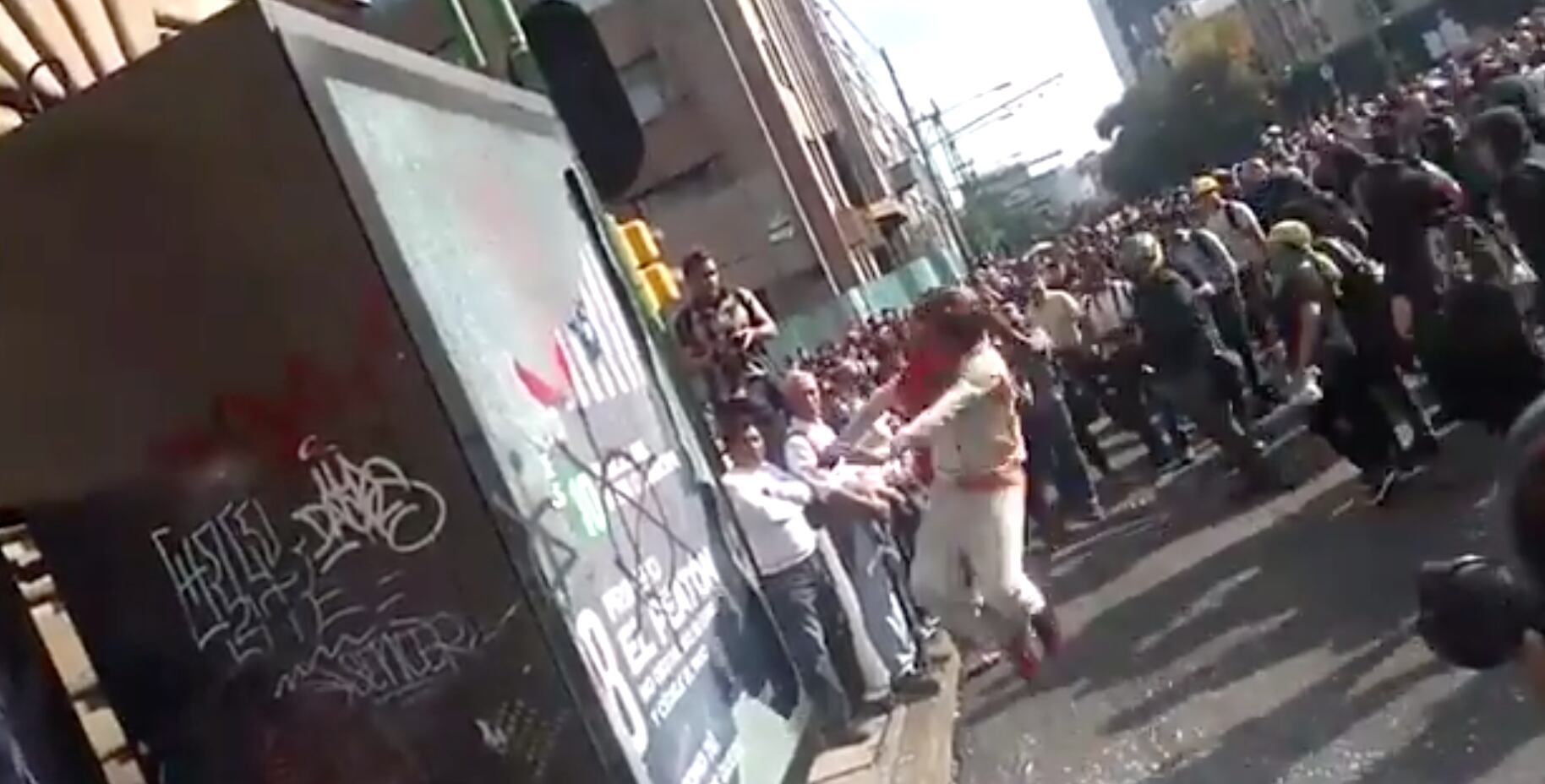 Encapuchados causaron destrozos en el cruce de Eje Central y avenida 5 de Mayo.