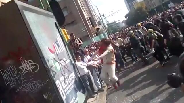 Encapuchados causaron destrozos en el cruce de Eje Central y avenida 5 de Mayo.