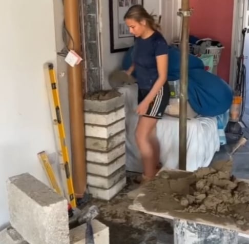 Francesca Hawley, la chica que dejó la universidad para convertirse en albañil