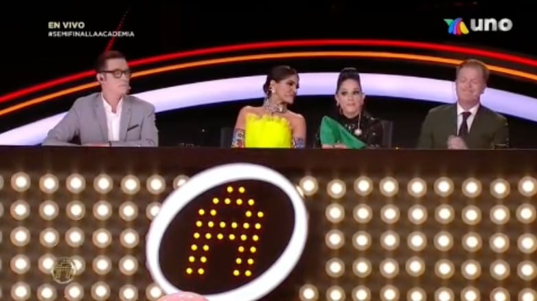 Ana Bárbara besa a Arturo López Gavito