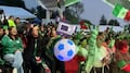 Sheinbaum alienta a la Selección Mexicana junto a aficionados en CDMX