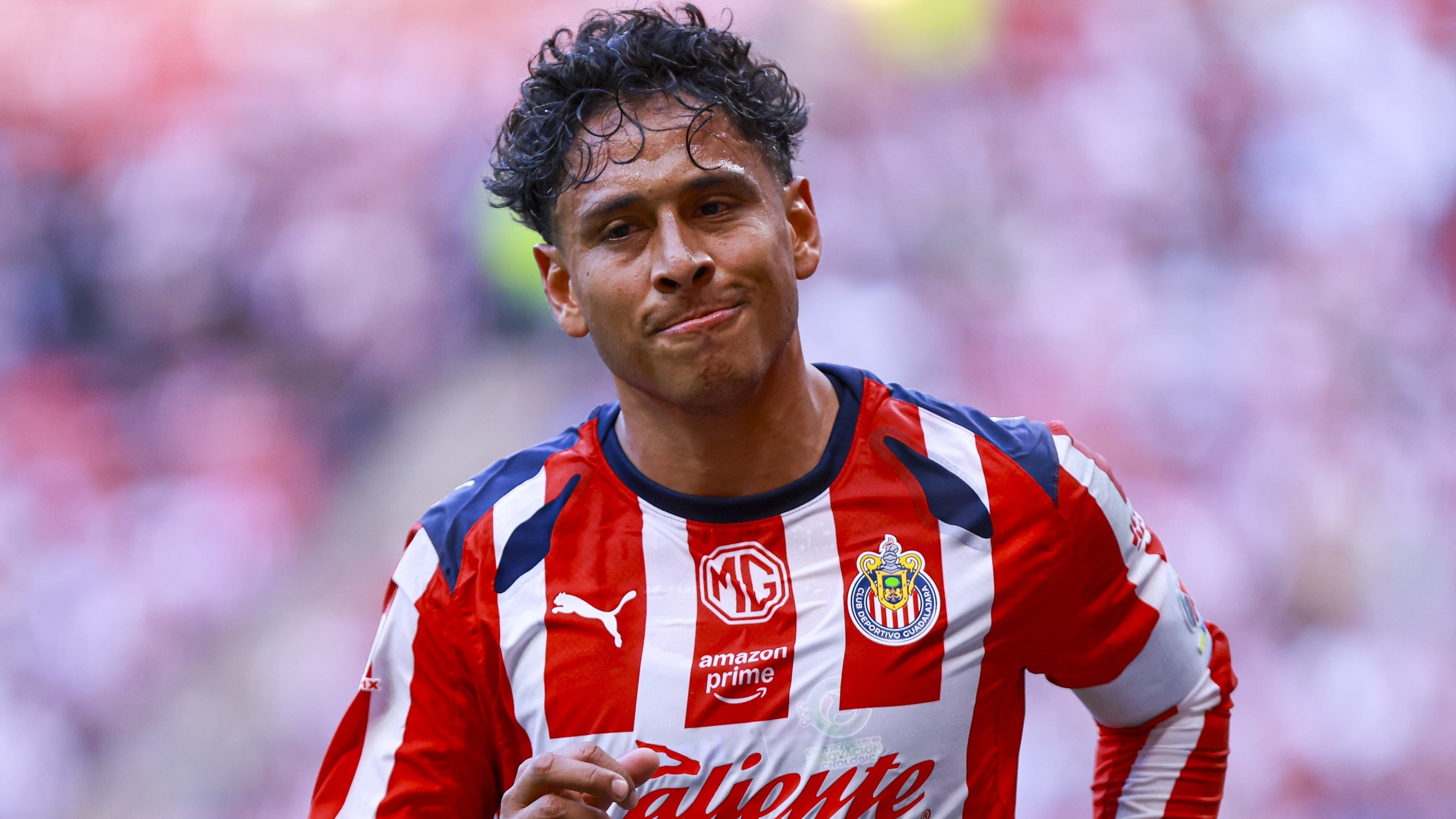 Chivas perdería hasta seis partidos a Luis Romo por lesión