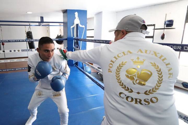 ¿Quién es Juan "El Elegante" Martínez, el policía que se convirtió en campeón de la NAFB?
