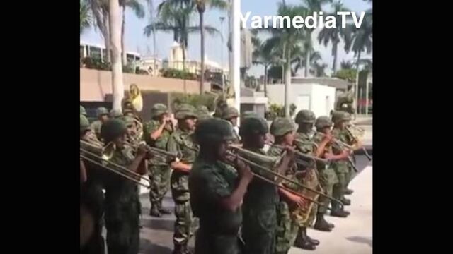 Ejército rinde homenaje a Juan Gabriel.