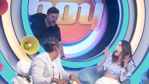 VIDEO: Karime Pindter se lleva tremendo susto de Paul Stanley en Hoy frente a aterradora muñeca, según video en YouTube