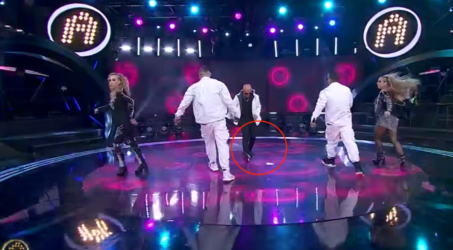 Carlo Yatro de Caló tira objeto blanco en escenario de La Academia.