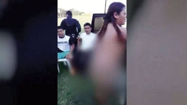 Policías celebran con mujer desnuda.
