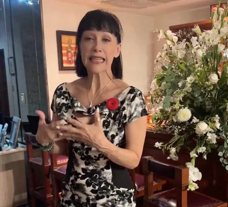 Un sacerdote le impide comulgar a Susana Zabaleta en la misa de su padre