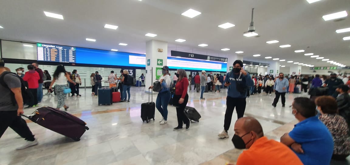 Pasajeros llegando al AICM