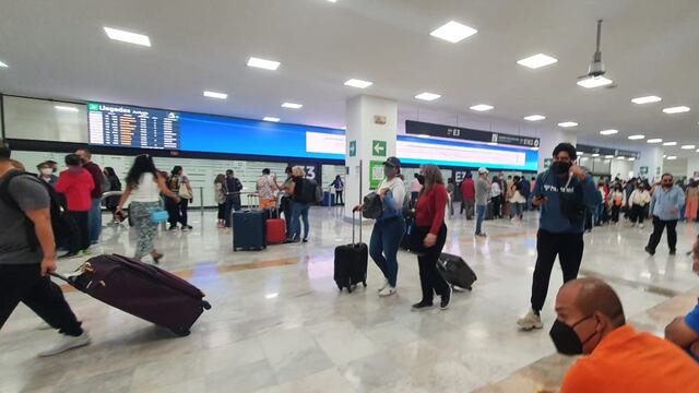 Pasajeros llegando al AICM