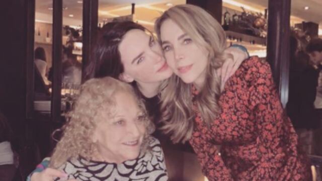 Belinda junto a su madre