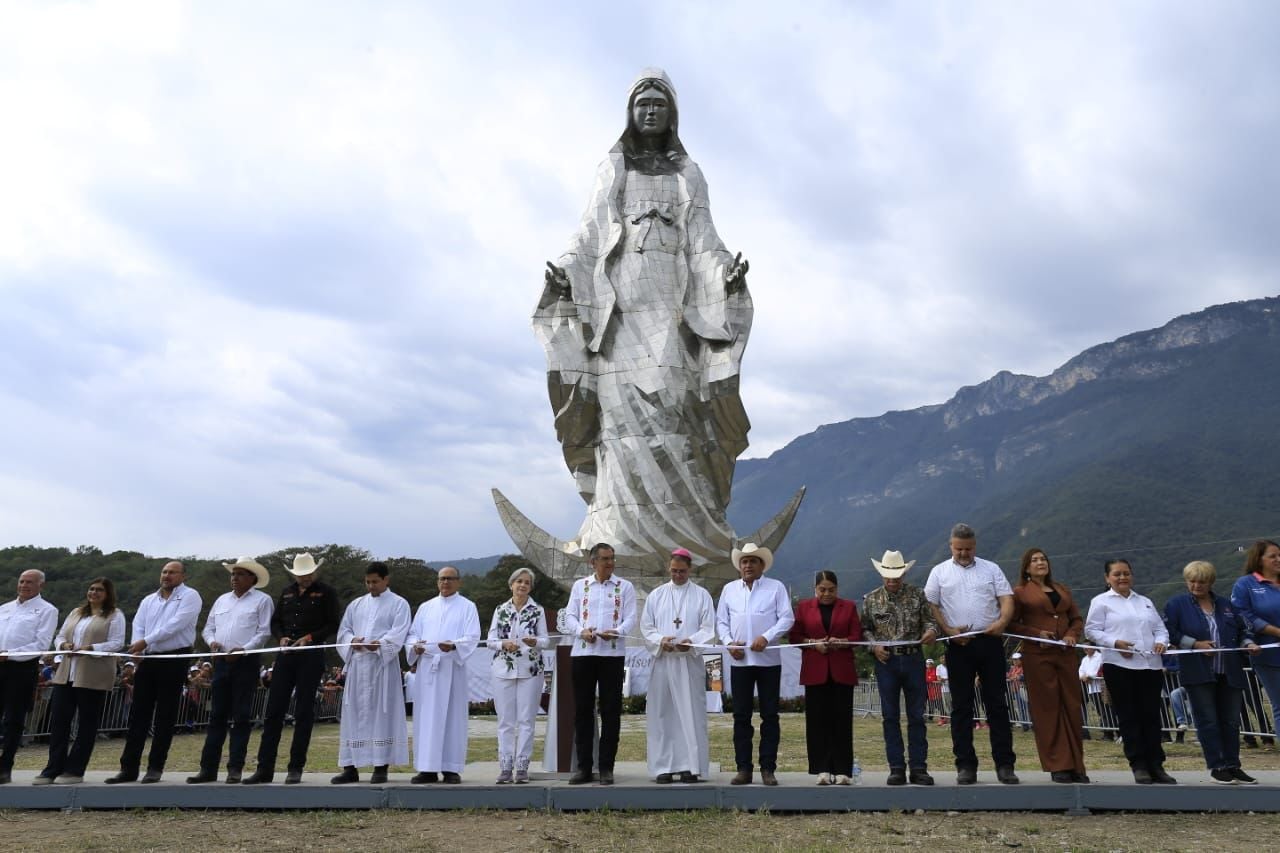 Américo Villarreal inaugura escultura monumental de la Virgen de la Misericordia.