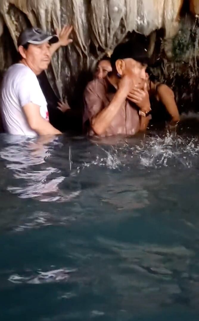 Hombre rasurándose en las Grutas de Tolantongo