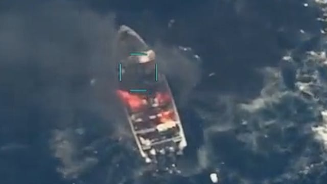 Difunden momento en el que un buque en el Océano Pacífico fue destruido por el ejército de Estados Unidos