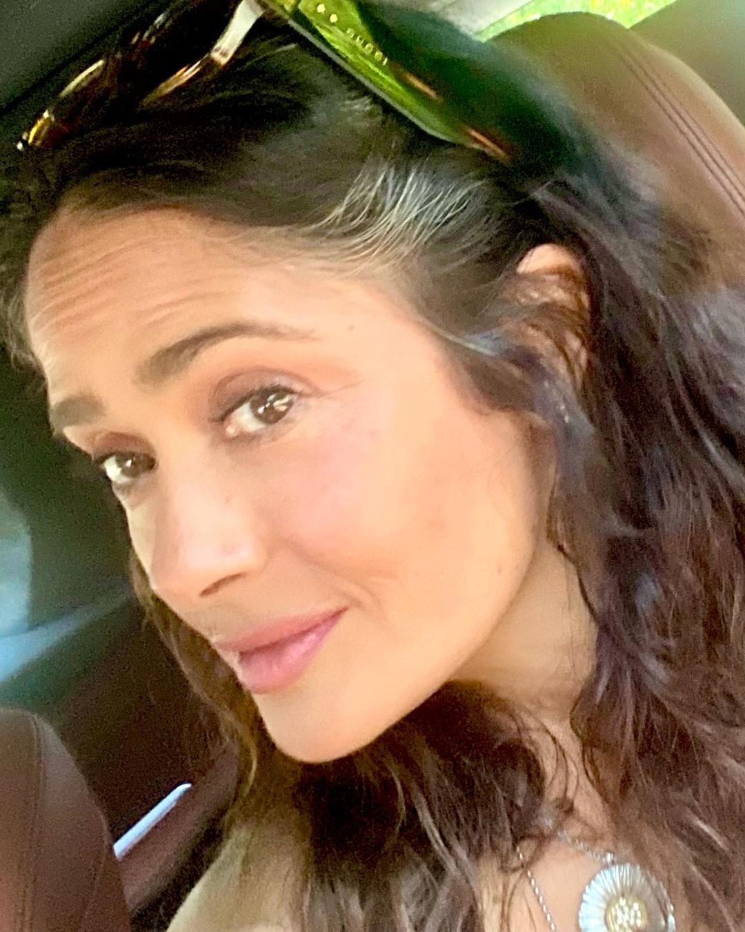 Salma Hayek presume sus canas