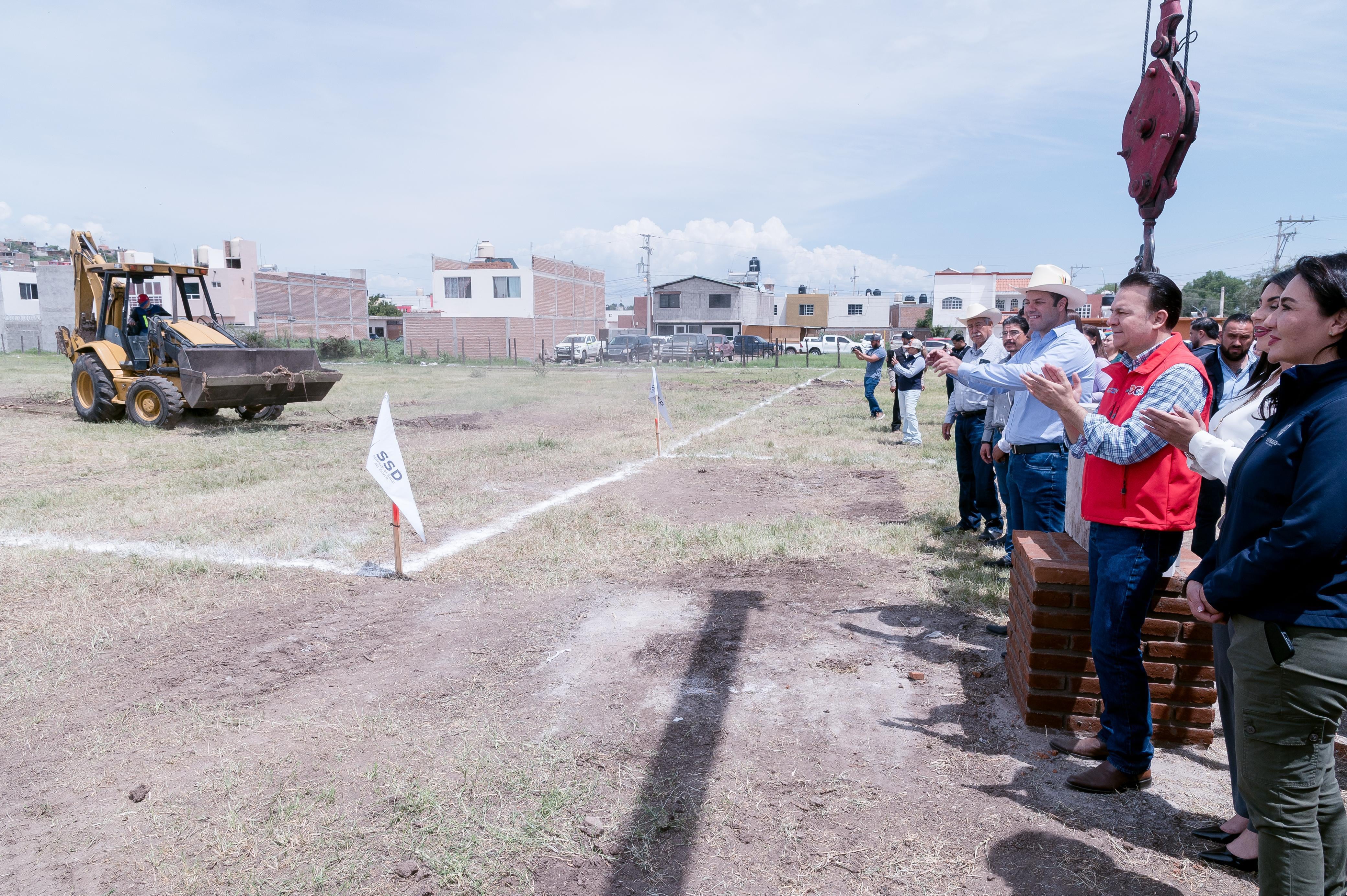 Esteban Villegas destaca avance en el nuevo Hospital General de Santiago Papasquiaro.