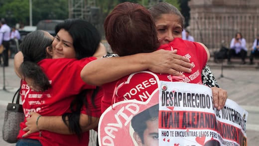 México, un país donde hasta los desaparecidos desaparecen: 40 mil rostros sin cuerpo, 250 mil cuerpos en una tumba