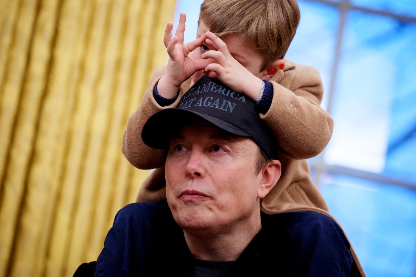Hijo X de Elon Musk roba atención en conferencia de Donald Trump
