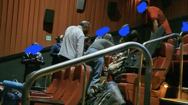 Hugo López-Gatell ayuda a joven en un cine