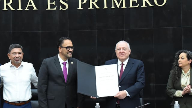 Rafael Marín Mollinedo es reconocido en la Cámara de Senadores