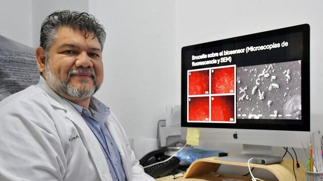 Luis Ramiro Caso Vargas desarrolla biosensores para detectar bacterias en laboratorio de la BUAP.