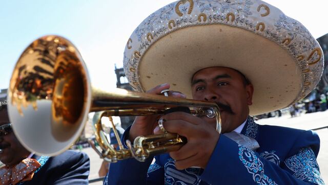 Mariachis salen de la ciudad por no tener trabajo