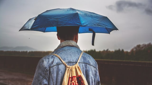 Hombre con sombrilla