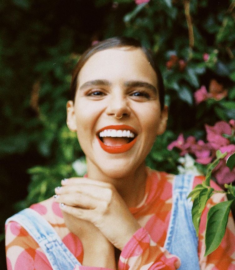 Yuya sonriente con fotografía en sus bugambilias.