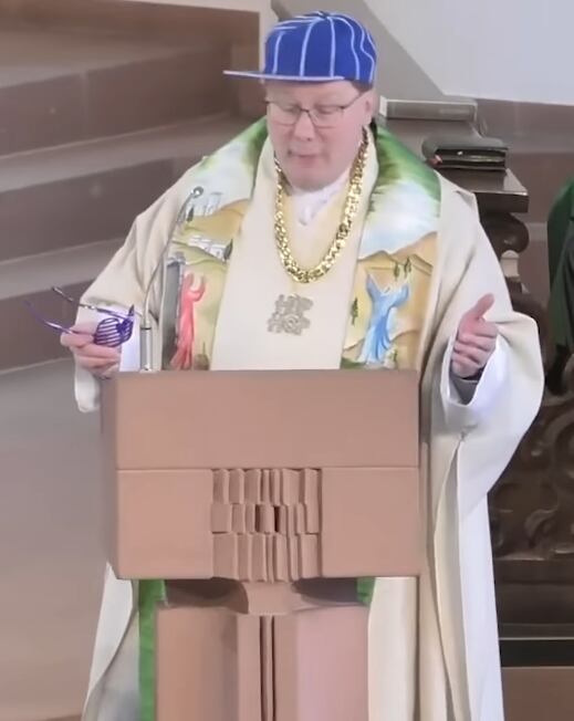 Sacerdote rapeando usando sotana, gorra y lentes