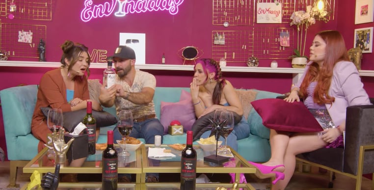 Imanol Landeta regala mezcal a Daniela Luján