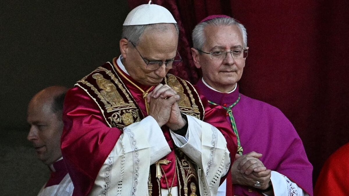 La foto de León XIV saludando a Juan Pablo II mucho antes de convertirse en papa