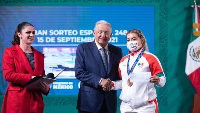 Aremi Fuentes con AMLO