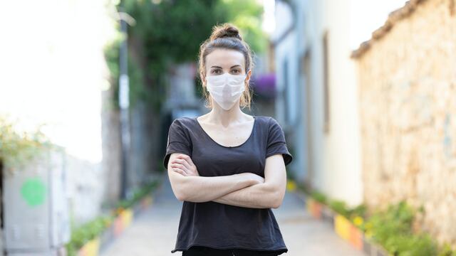 Mujer usa cubrebocas