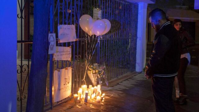 Flores, globos y veladoras fueron colocados en las afueras del Colegio Americano del Noreste el pasado 18 de enero.
