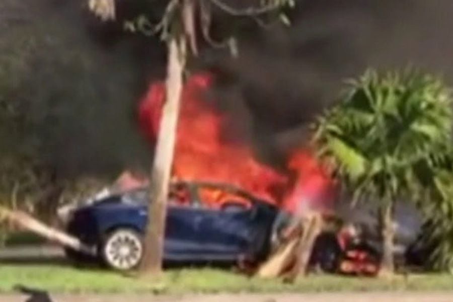Fallan las puertas de su Tesla y muere atrapado en las llamas (VIDEO)
