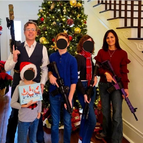 Andy Ogles posa con armas junto a su familia