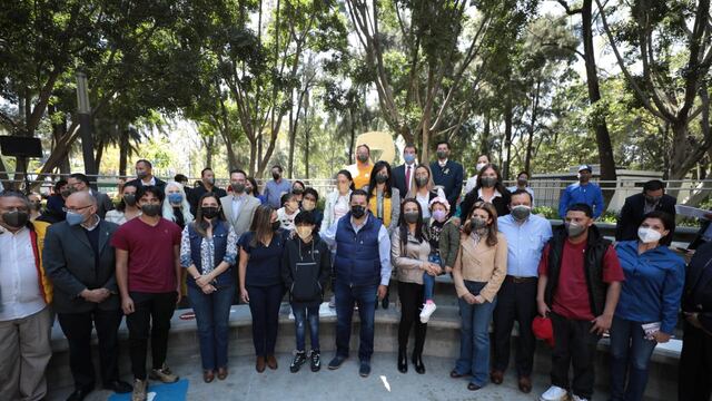 Diego Sinhue y familias de niños con cáncer